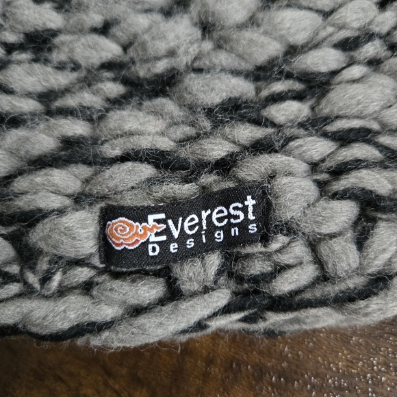 Everest Designs Wool Handcrafted Pompom Hat - Picture 3 of 7